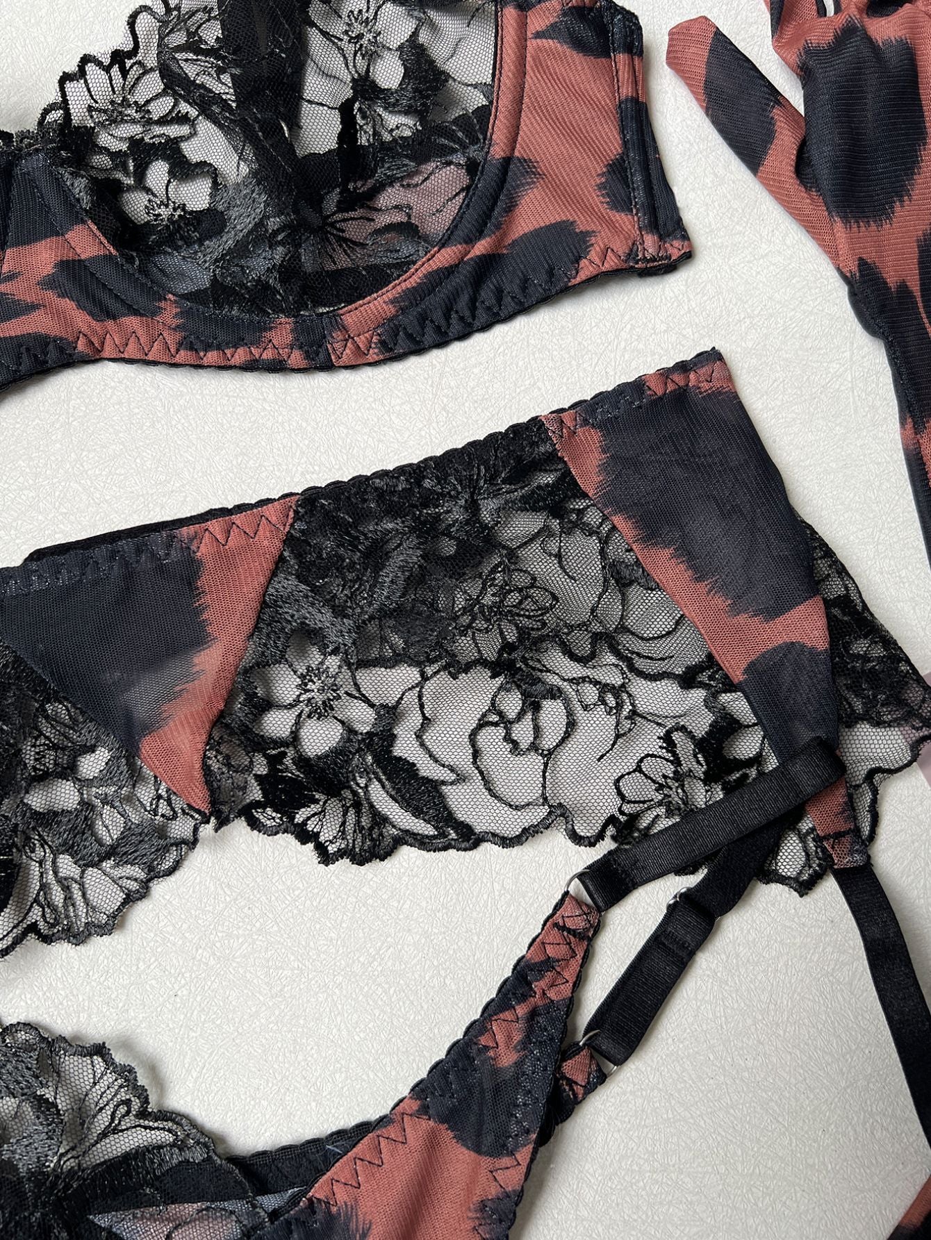Leopard Opera Garter Set image 3